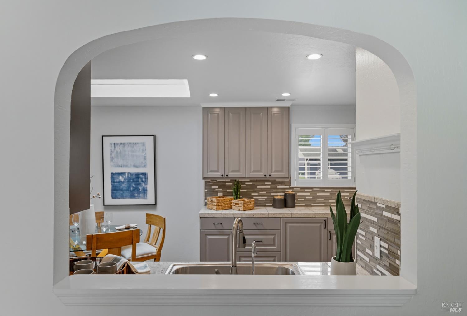 Detail Gallery Image 9 of 23 For 637 Saint Francis Dr, Petaluma,  CA 94954 - 3 Beds | 1 Baths