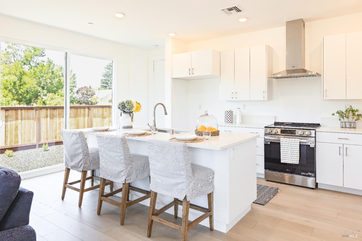 Detail Gallery Image 5 of 16 For 6601 Stone Bridge Rd, Santa Rosa,  CA 95409 - 3 Beds | 2 Baths