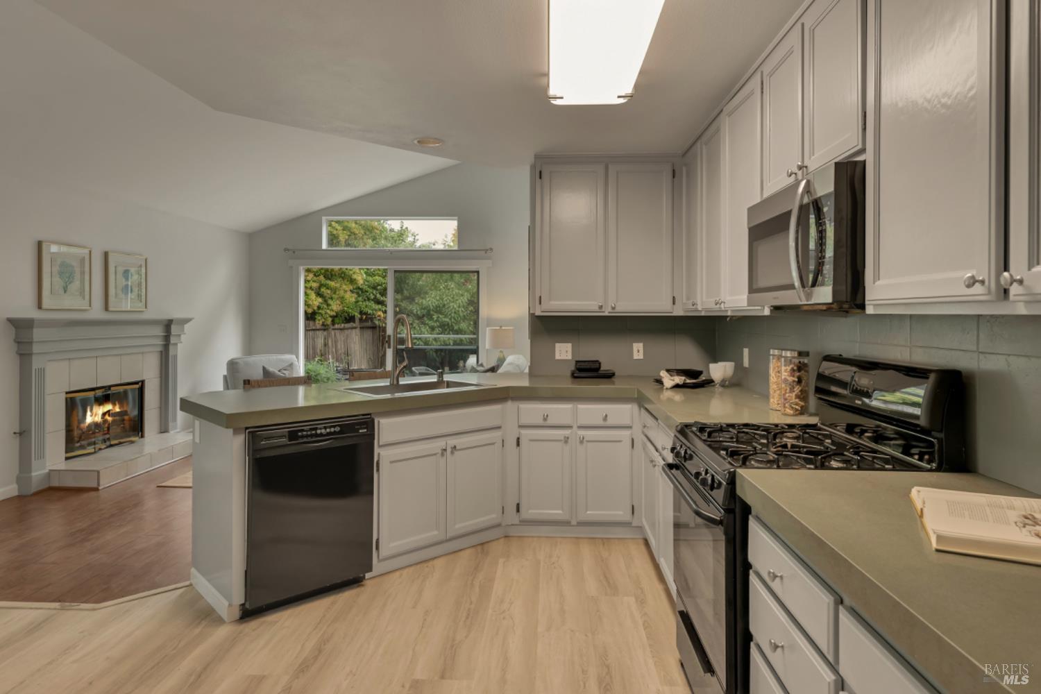 Detail Gallery Image 10 of 47 For 15401 Thomas St, Glen Ellen,  CA 95442 - 3 Beds | 2 Baths