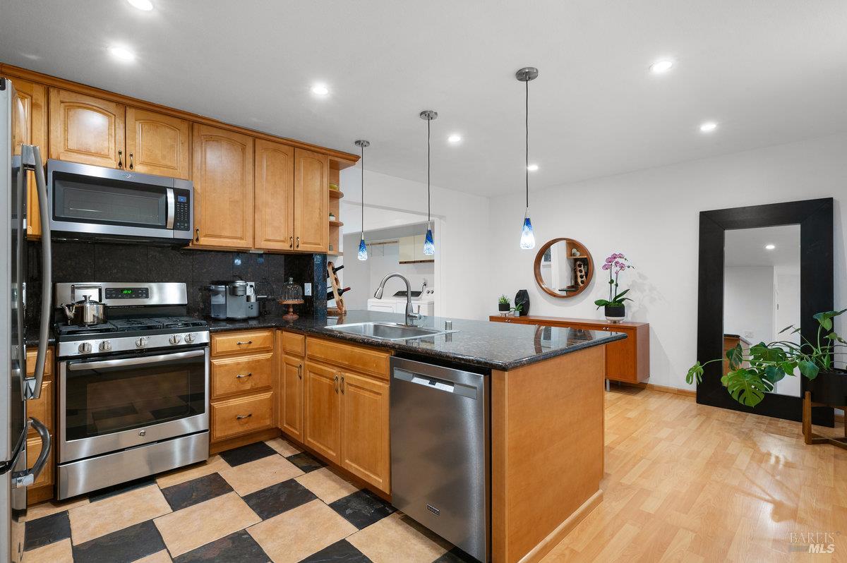Detail Gallery Image 9 of 32 For 154 Professional Center Pkwy, San Rafael,  CA 94903 - 3 Beds | 2/1 Baths