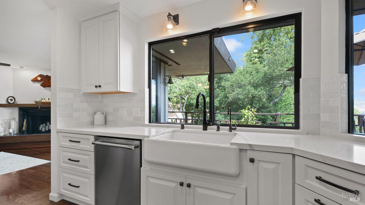 Detail Gallery Image 13 of 42 For 170 Wild Horse Valley Dr, Novato,  CA 94947 - 5 Beds | 2/1 Baths