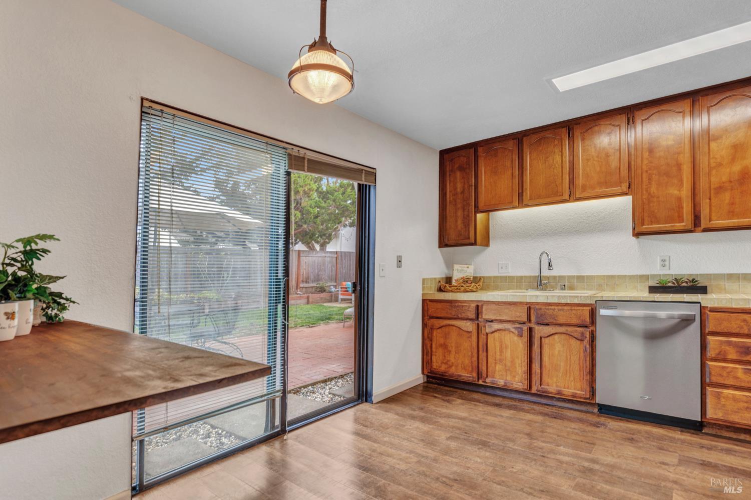 Detail Gallery Image 23 of 46 For 557 Willow Ct, Benicia,  CA 94510 - 2 Beds | 2/1 Baths