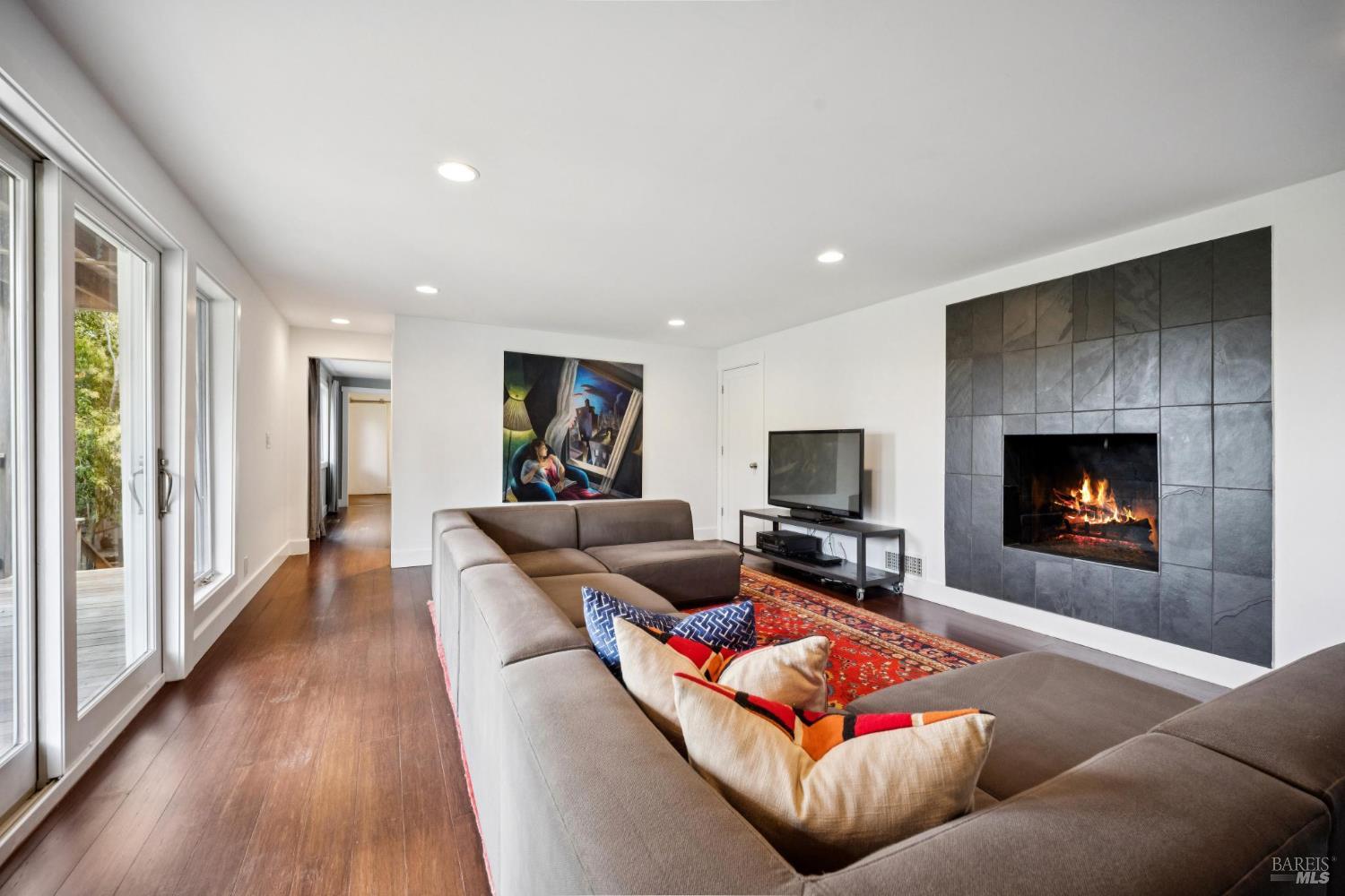 Detail Gallery Image 24 of 38 For 102 Marina Court Dr, San Rafael,  CA 94901 - 4 Beds | 3 Baths
