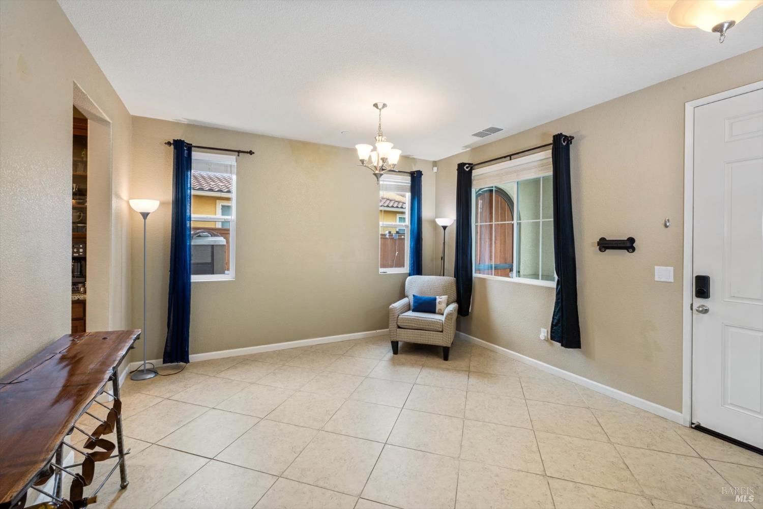 Detail Gallery Image 7 of 43 For 1391 Couples Cir, Fairfield,  CA 94533 - 5 Beds | 3 Baths