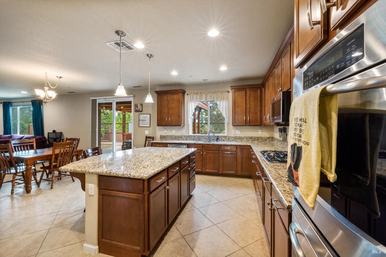 Detail Gallery Image 8 of 43 For 1391 Couples Cir, Fairfield,  CA 94533 - 5 Beds | 3 Baths