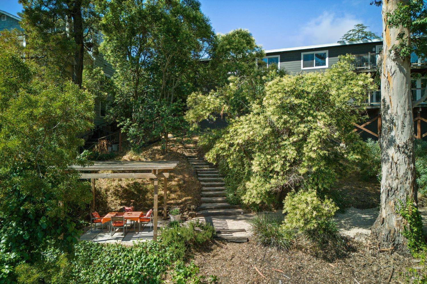 Detail Gallery Image 29 of 38 For 102 Marina Court Dr, San Rafael,  CA 94901 - 4 Beds | 3 Baths