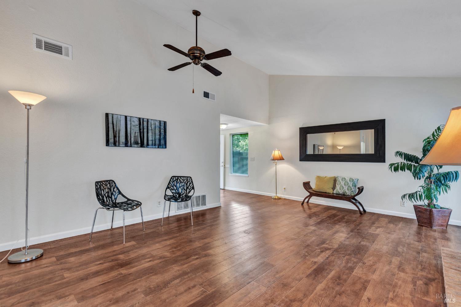 Detail Gallery Image 19 of 46 For 557 Willow Ct, Benicia,  CA 94510 - 2 Beds | 2/1 Baths