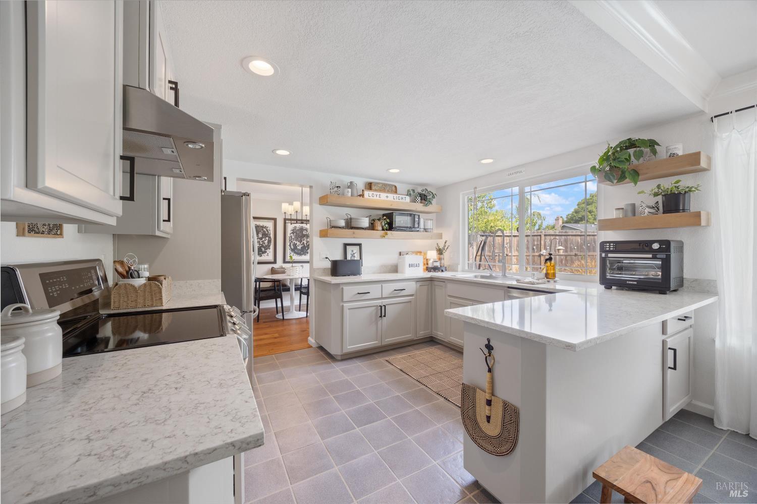 Detail Gallery Image 8 of 46 For 136 Suisun Ct, Vacaville,  CA 95688 - 4 Beds | 3 Baths