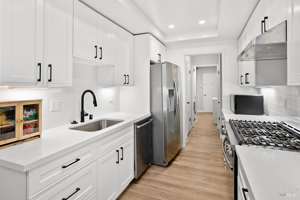 Detail Gallery Image 12 of 23 For 3 Glen Dr, Fairfax,  CA 94930 - 3 Beds | 2/1 Baths