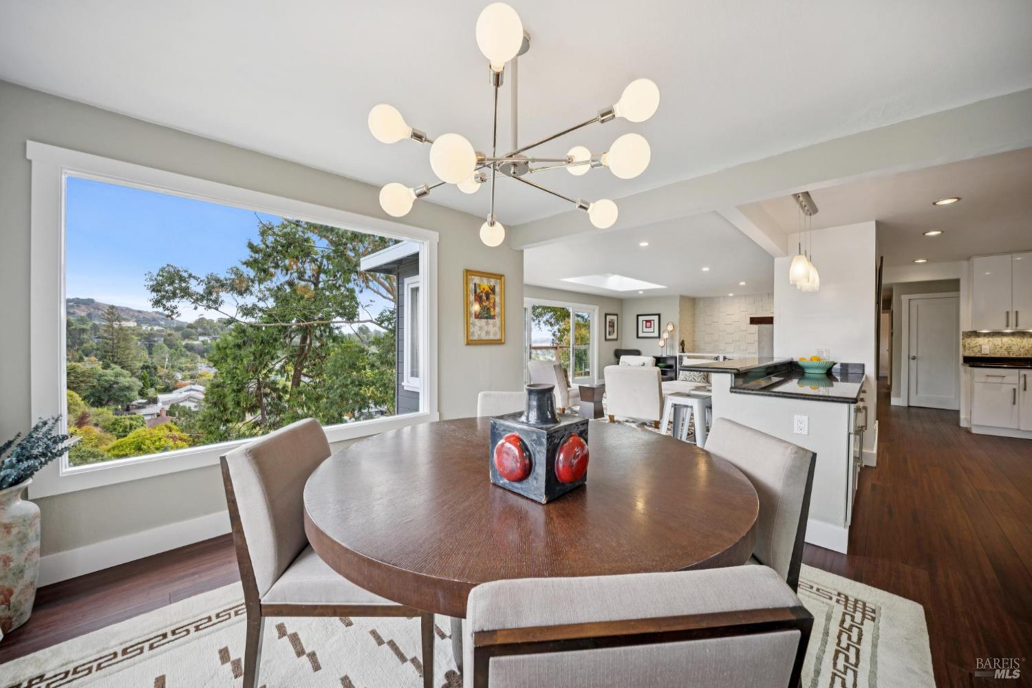 Detail Gallery Image 9 of 38 For 102 Marina Court Dr, San Rafael,  CA 94901 - 4 Beds | 3 Baths