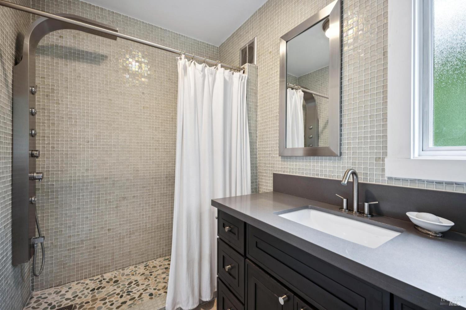 Detail Gallery Image 16 of 38 For 102 Marina Court Dr, San Rafael,  CA 94901 - 4 Beds | 3 Baths