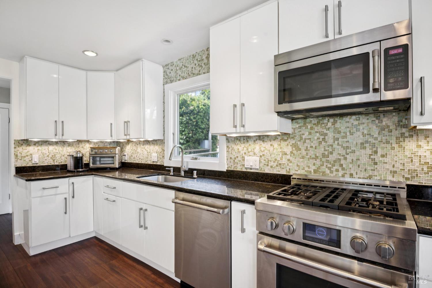 Detail Gallery Image 13 of 38 For 102 Marina Court Dr, San Rafael,  CA 94901 - 4 Beds | 3 Baths