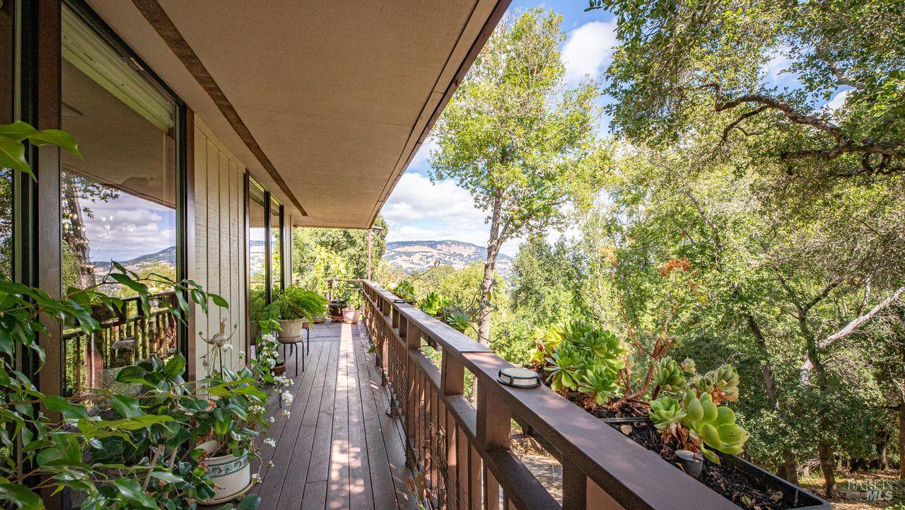 Detail Gallery Image 10 of 42 For 170 Wild Horse Valley Dr, Novato,  CA 94947 - 5 Beds | 2/1 Baths