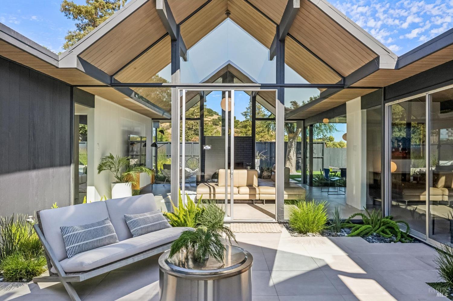 Detail Gallery Image 5 of 53 For 20 Mount Diablo Cir, San Rafael,  CA 94903 - 5 Beds | 2 Baths