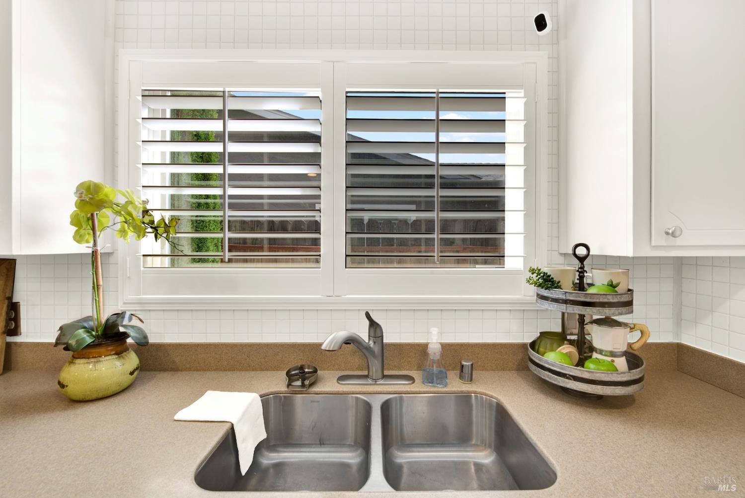 Detail Gallery Image 8 of 41 For 1121 Creekside Dr, Vacaville,  CA 95687 - 3 Beds | 2 Baths