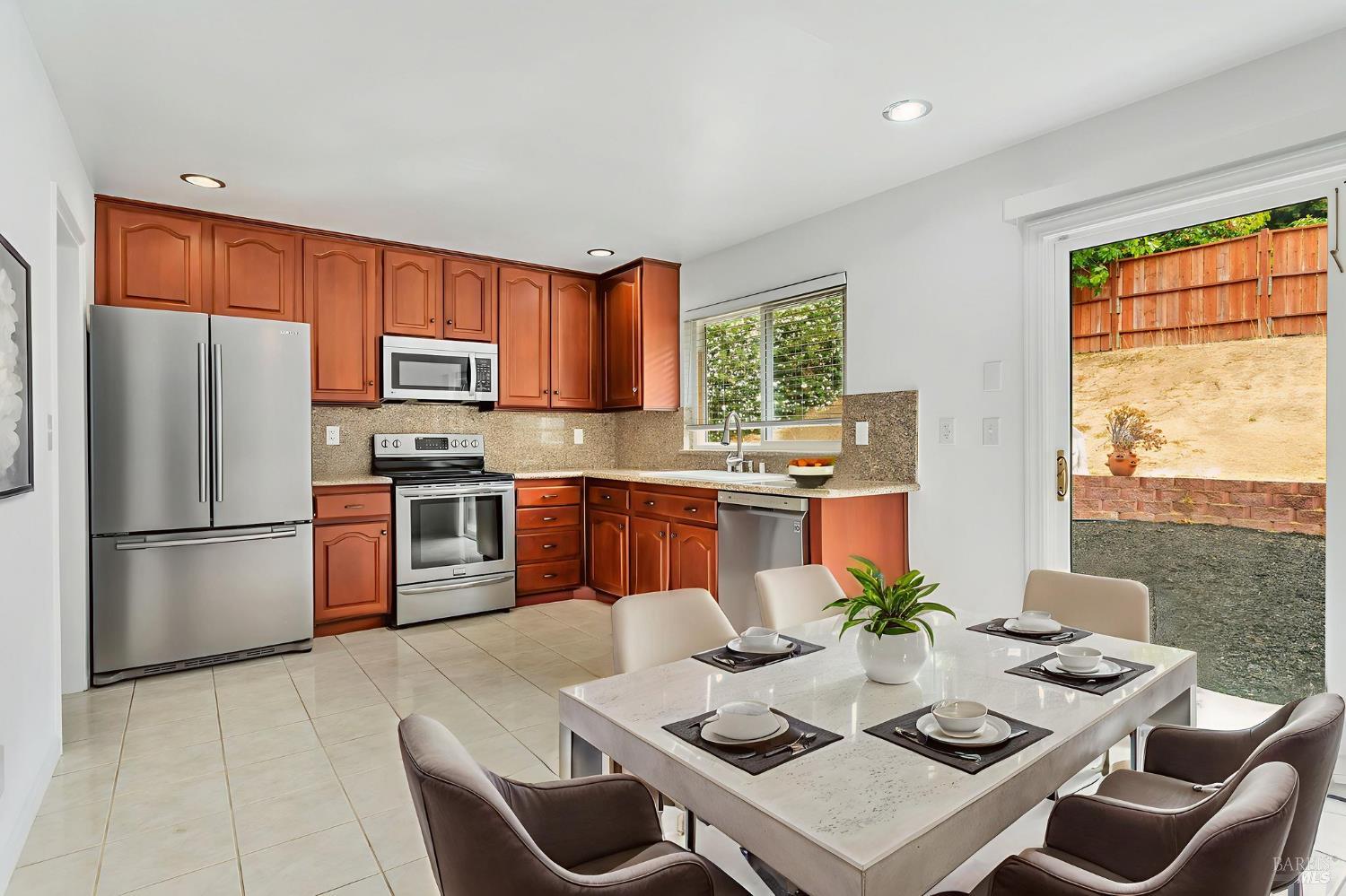 Detail Gallery Image 5 of 22 For 466 Holly St, Vallejo,  CA 94589 - 3 Beds | 2 Baths