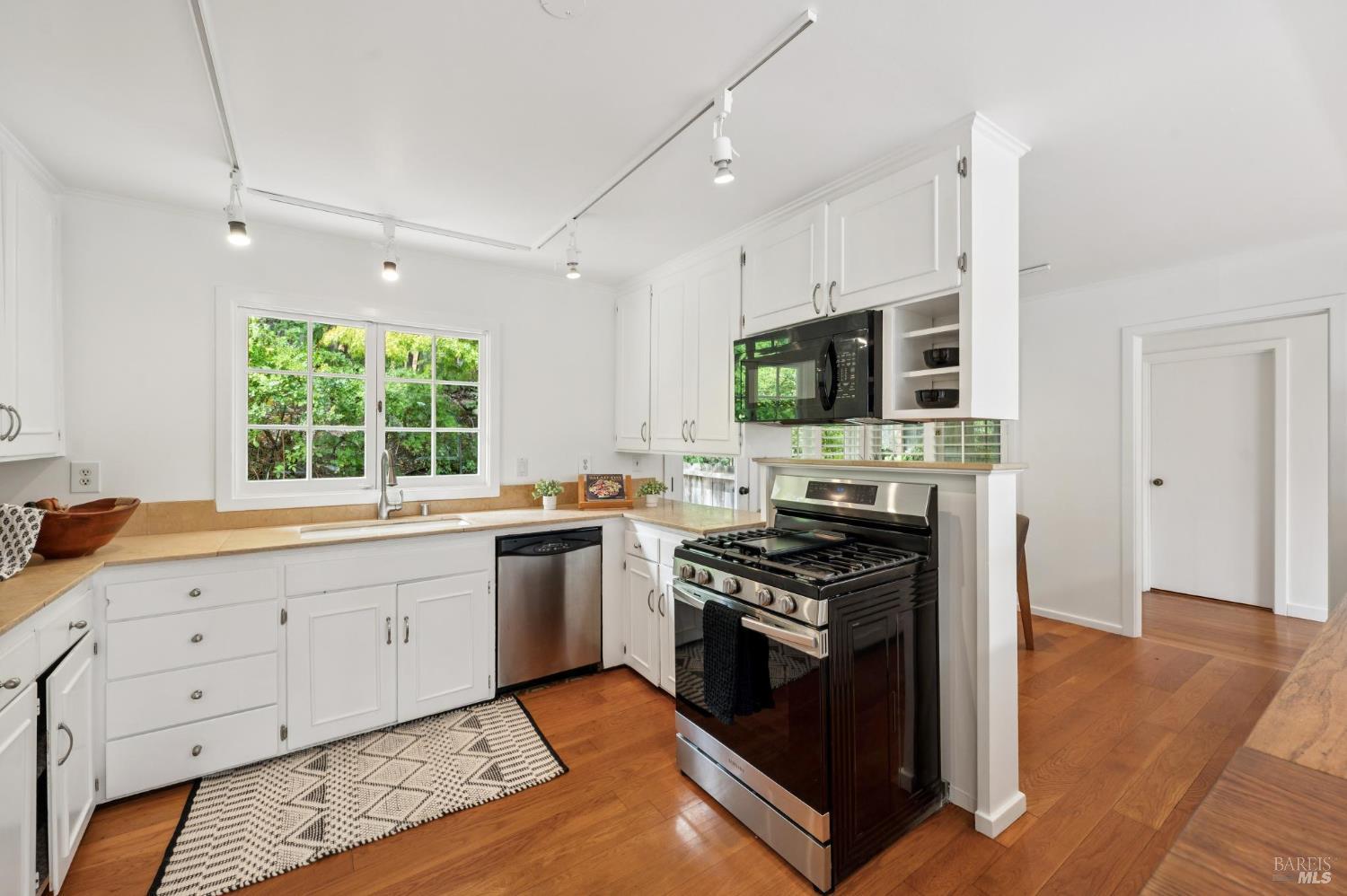 Detail Gallery Image 22 of 78 For 125 Oak Ave, San Anselmo,  CA 94960 - 5 Beds | 2/1 Baths