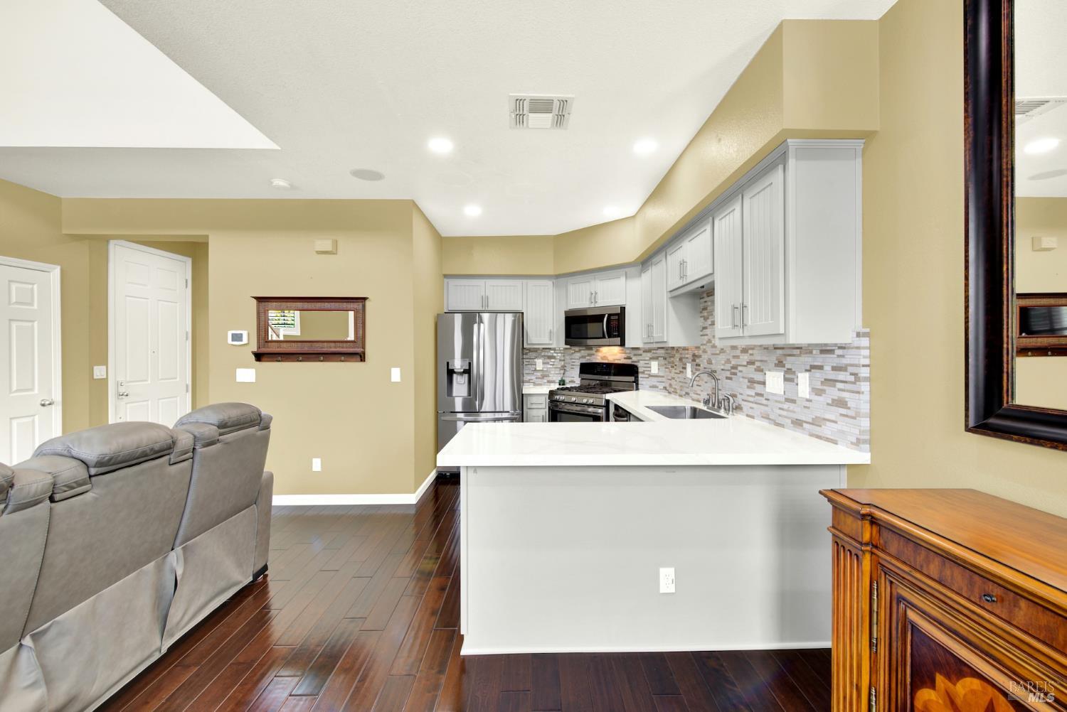 Detail Gallery Image 14 of 56 For 5051 Lakeshore Dr, Fairfield,  CA 94534 - 3 Beds | 2/1 Baths