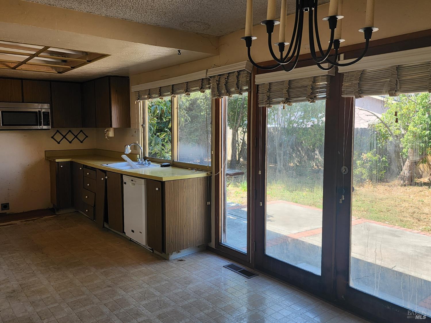 Detail Gallery Image 2 of 9 For 2053 Vista Ln, Petaluma,  CA 94954 - 4 Beds | 2 Baths