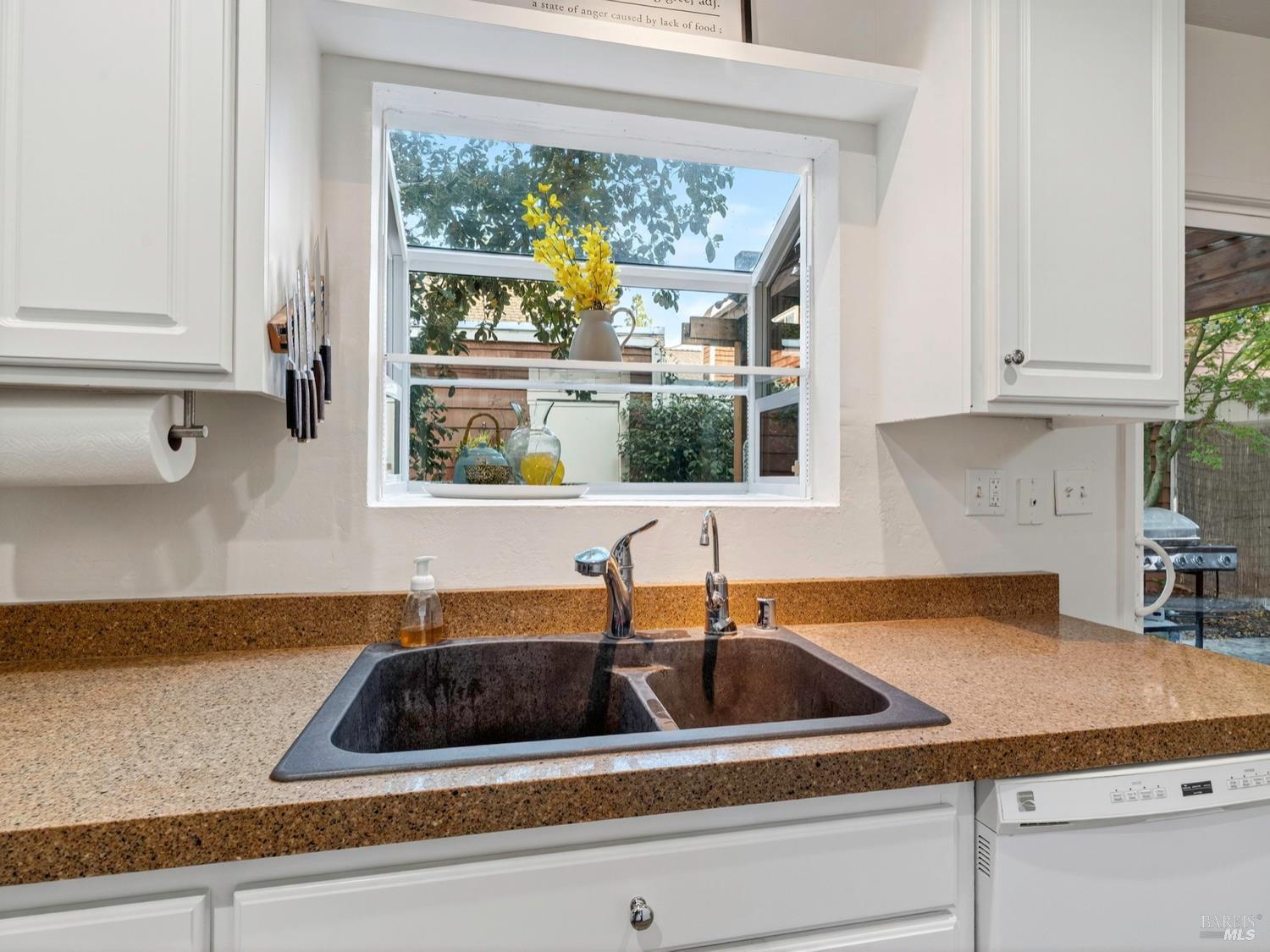 Detail Gallery Image 5 of 33 For 2506 Lakeview Dr, Santa Rosa,  CA 95405 - 3 Beds | 2 Baths