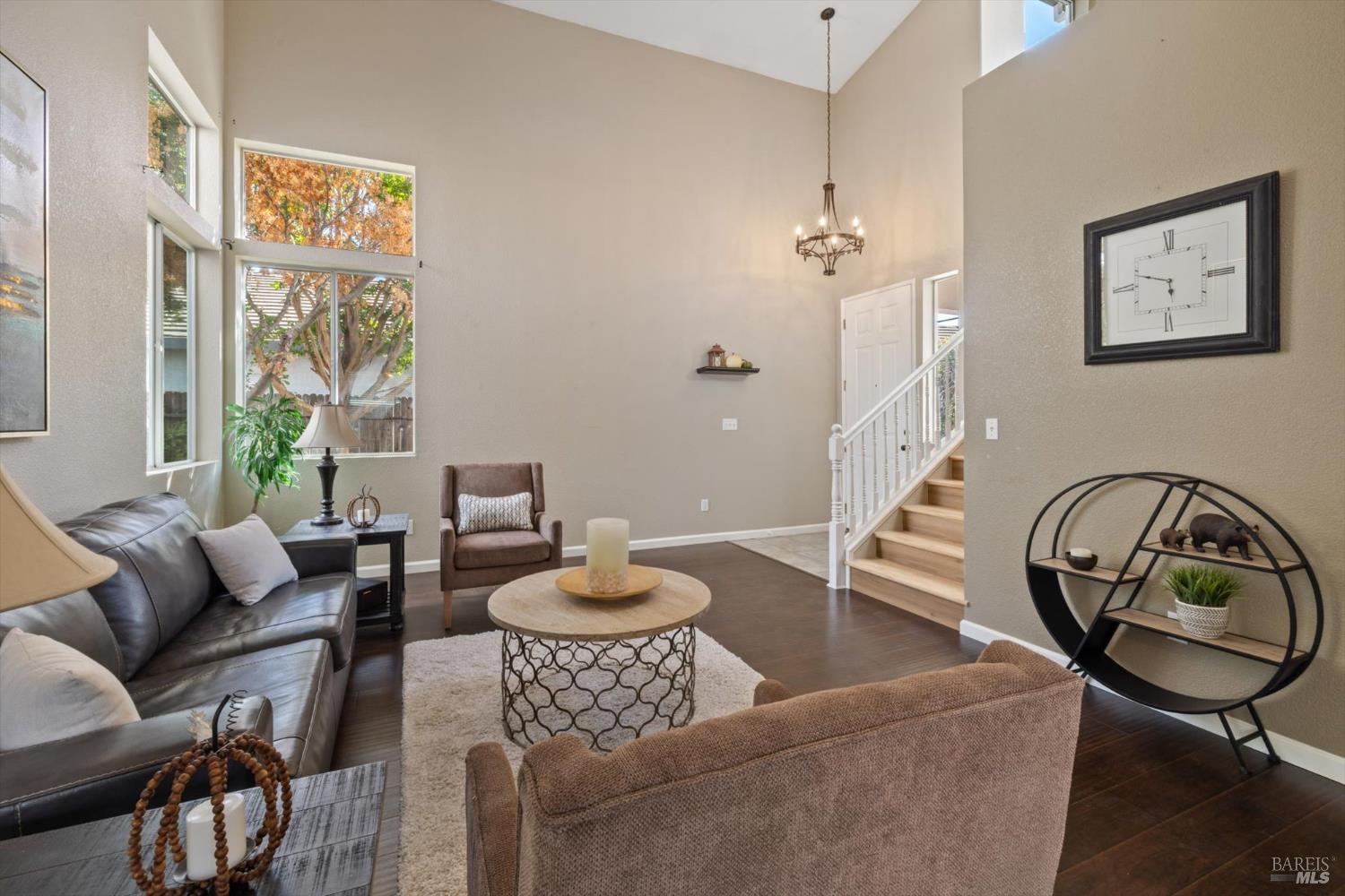 Detail Gallery Image 12 of 49 For 925 Cloverbrook Cir, Vacaville,  CA 95687 - 4 Beds | 3 Baths