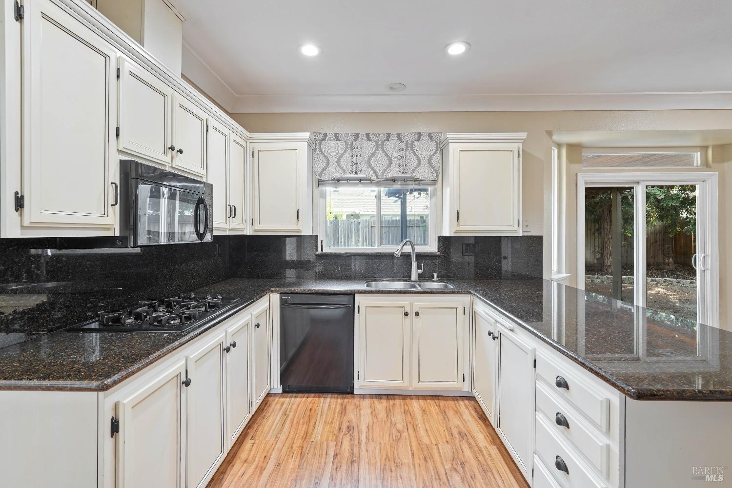 Detail Gallery Image 16 of 59 For 606 Roscommon Pl, Vacaville,  CA 95688 - 3 Beds | 2/1 Baths