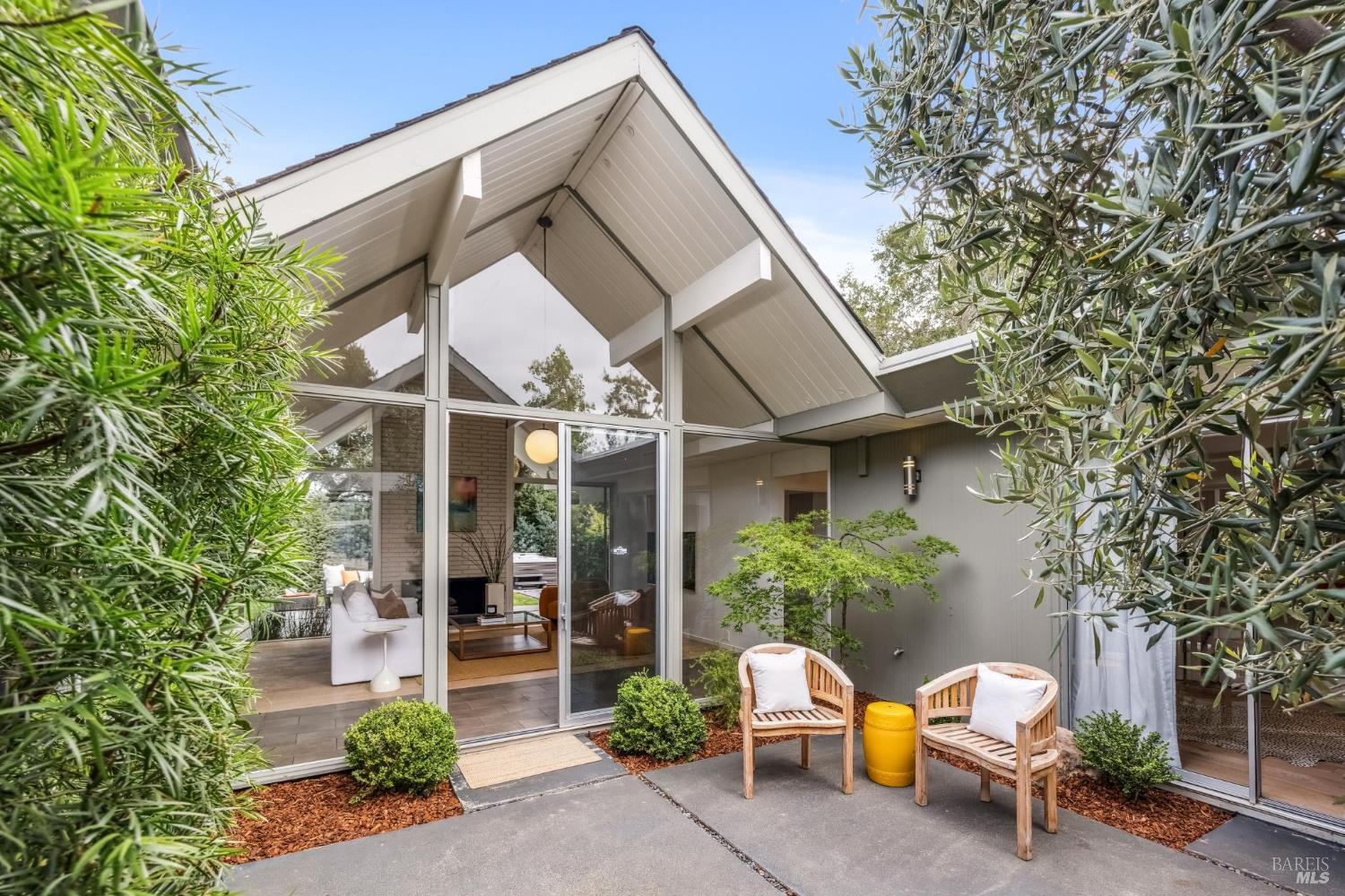 Detail Gallery Image 9 of 61 For 100 Mount Lyell Dr, San Rafael,  CA 94903 - 5 Beds | 2 Baths