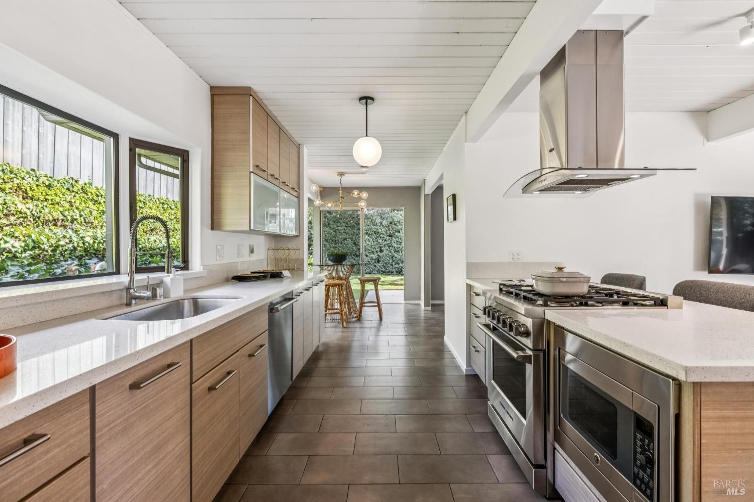 Detail Gallery Image 3 of 61 For 100 Mount Lyell Dr, San Rafael,  CA 94903 - 5 Beds | 2 Baths