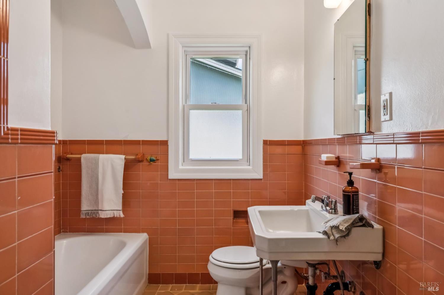 Detail Gallery Image 17 of 68 For 37 Rutherford Ave, San Anselmo,  CA 94960 - 4 Beds | 2 Baths
