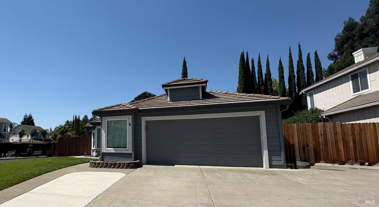 Detail Gallery Image 1 of 23 For 420 Oak Valley Dr, Vacaville,  CA 95687 - 3 Beds | 2 Baths