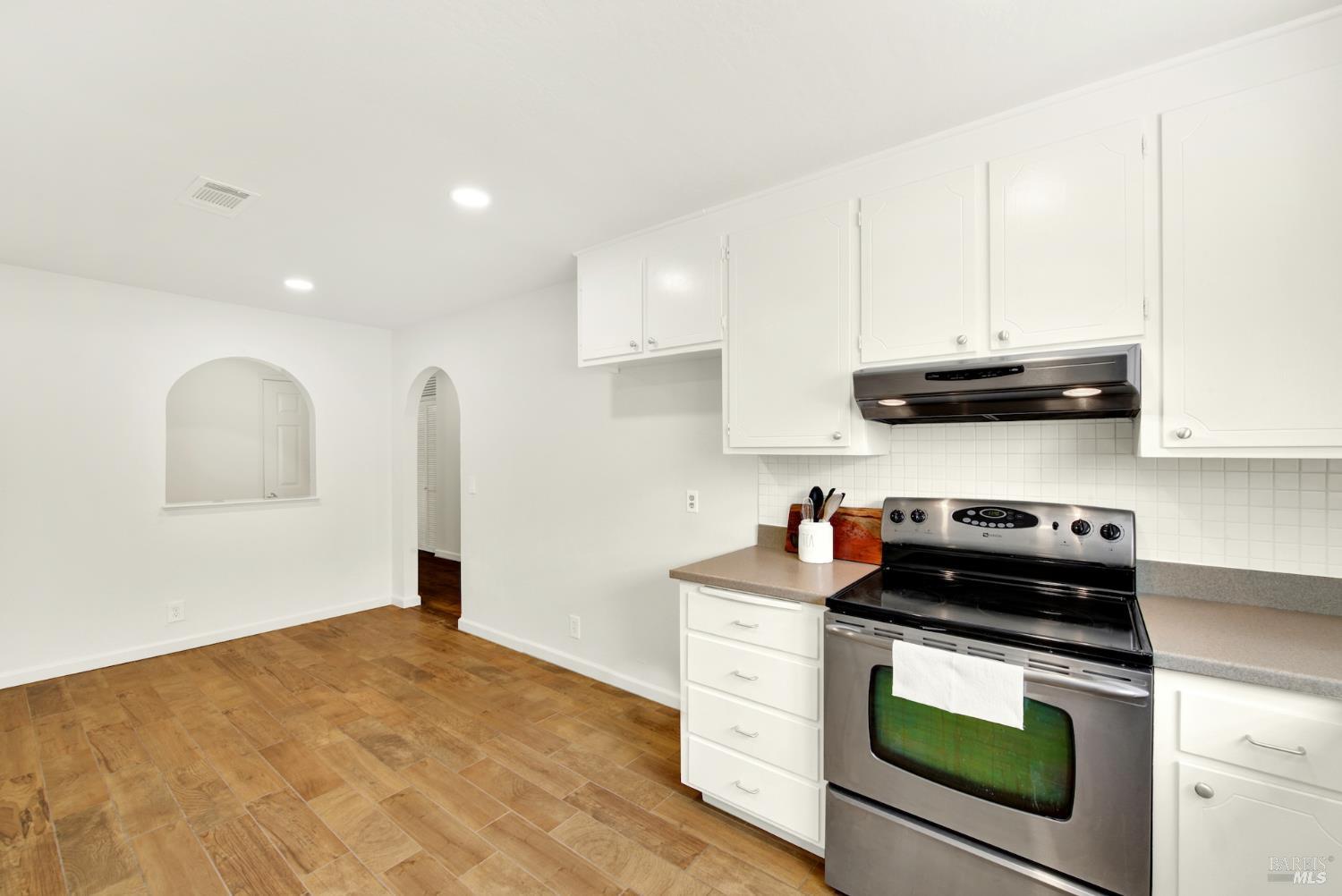 Detail Gallery Image 9 of 41 For 1121 Creekside Dr, Vacaville,  CA 95687 - 3 Beds | 2 Baths