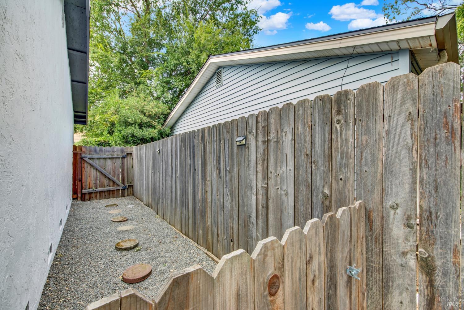 Detail Gallery Image 39 of 41 For 1121 Creekside Dr, Vacaville,  CA 95687 - 3 Beds | 2 Baths