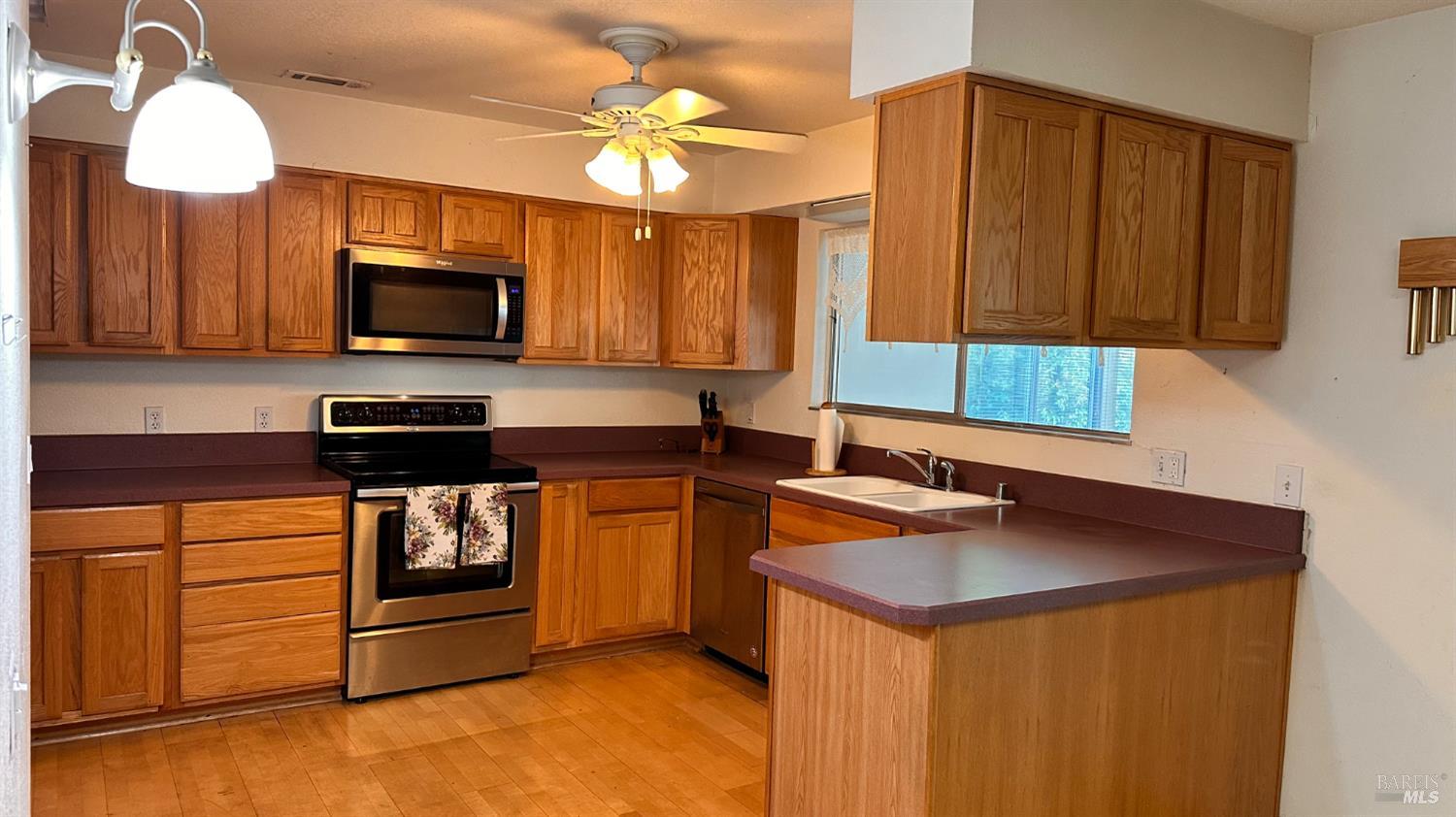 Detail Gallery Image 4 of 17 For 201 Lassen Cir, Vacaville,  CA 95687 - 2 Beds | 2 Baths
