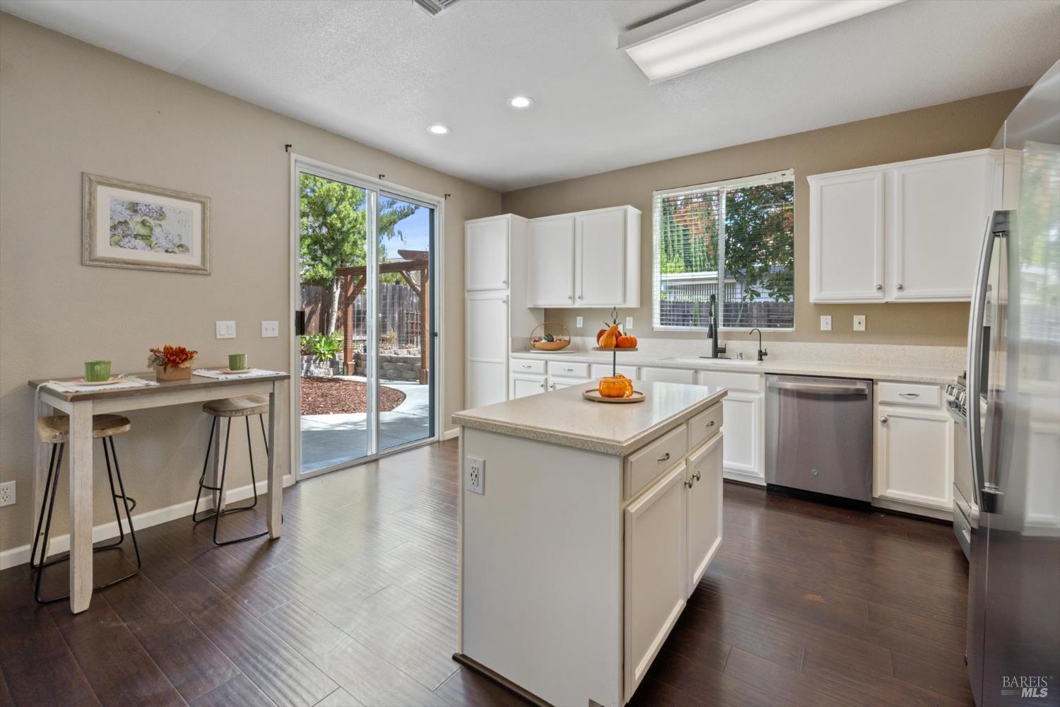 Detail Gallery Image 17 of 49 For 925 Cloverbrook Cir, Vacaville,  CA 95687 - 4 Beds | 3 Baths
