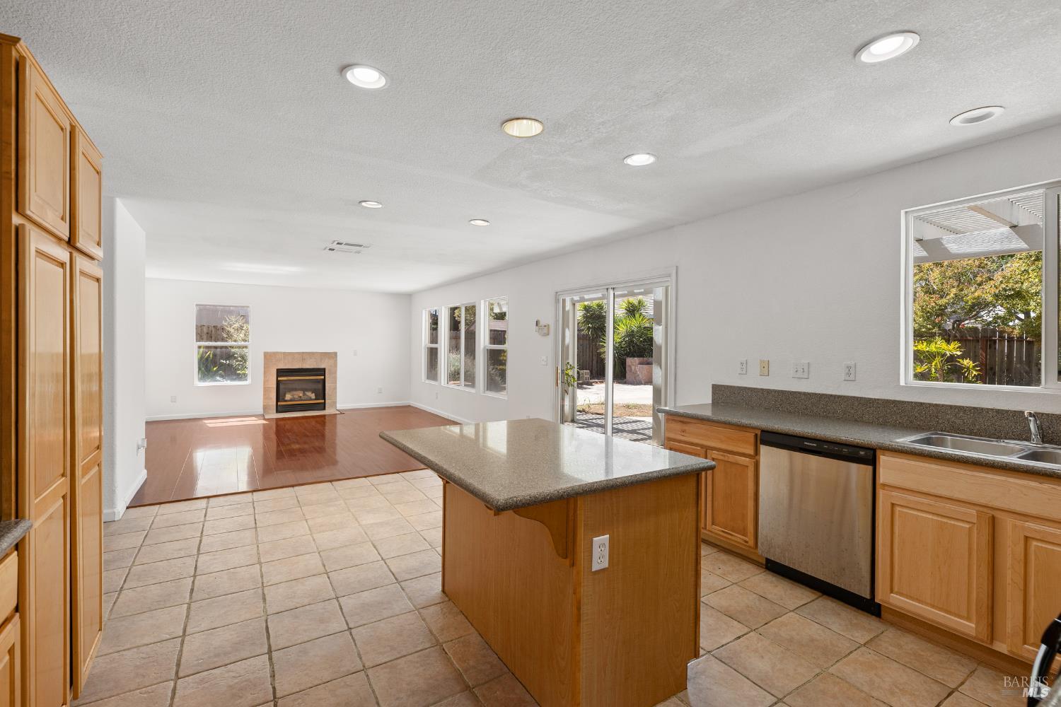 Detail Gallery Image 15 of 52 For 1012 Hickock Dr, Vacaville,  CA 95687 - 4 Beds | 3 Baths
