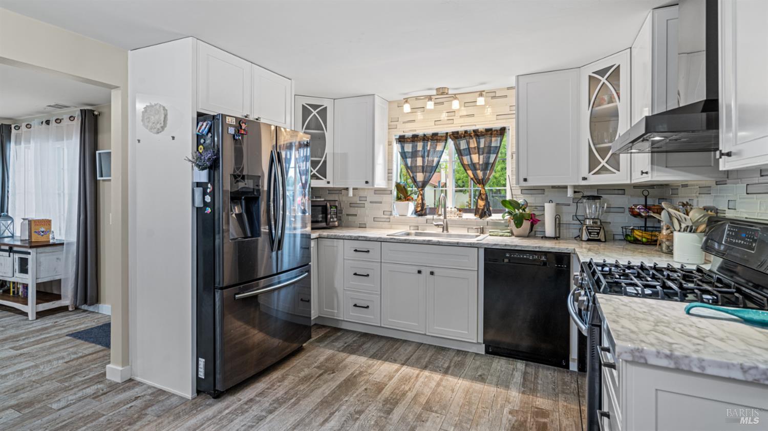 Detail Gallery Image 10 of 26 For 8602 Alden Ln, Windsor,  CA 95492 - 3 Beds | 2/1 Baths