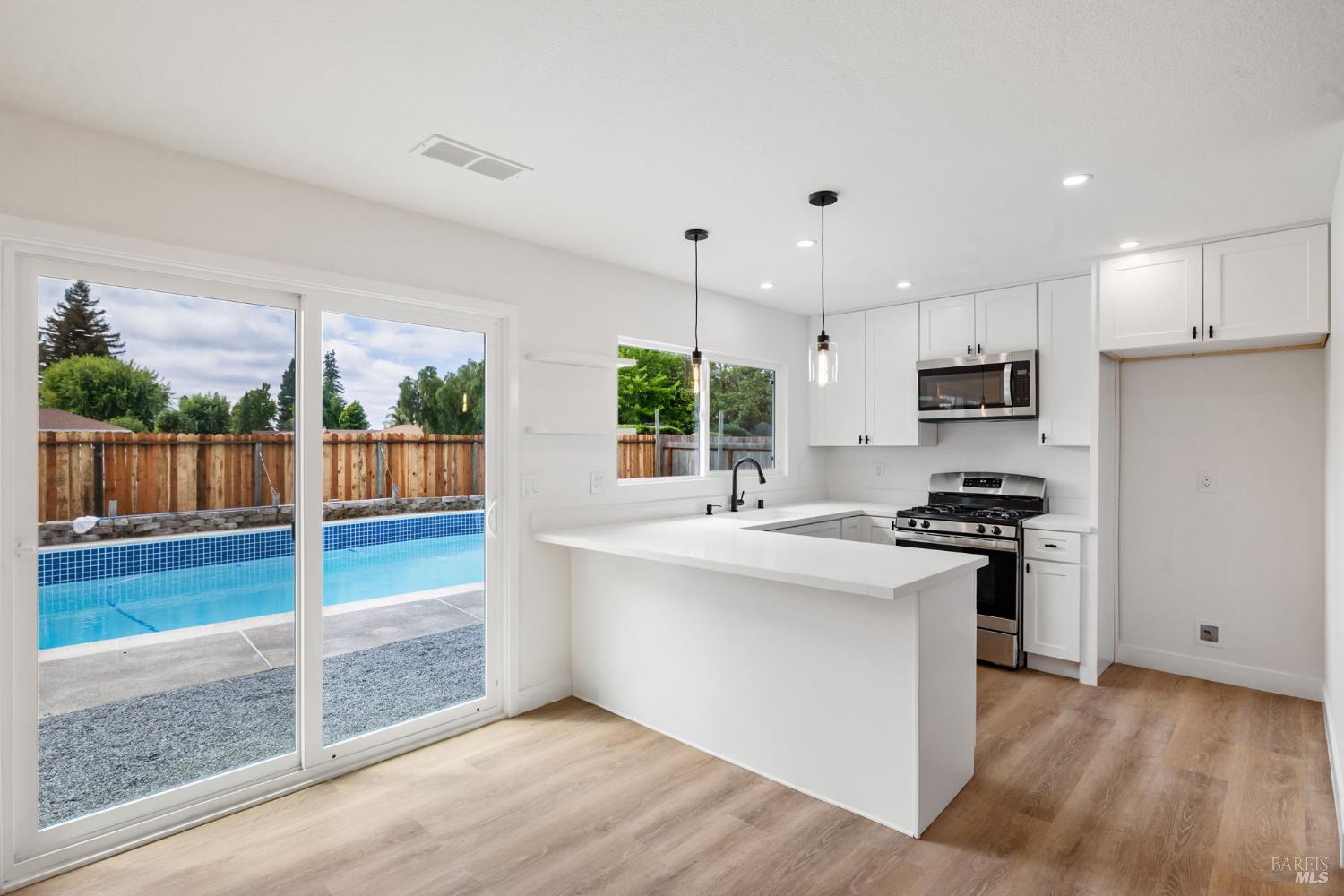 Detail Gallery Image 18 of 55 For 7402 Circle Dr, Rohnert Park,  CA 94928 - 3 Beds | 2 Baths
