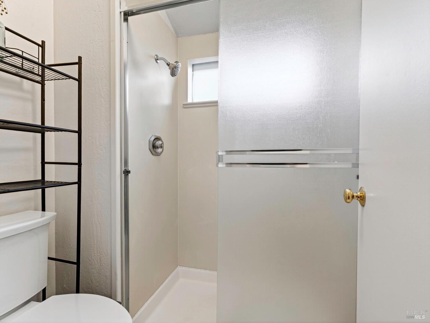 Detail Gallery Image 18 of 33 For 2506 Lakeview Dr, Santa Rosa,  CA 95405 - 3 Beds | 2 Baths