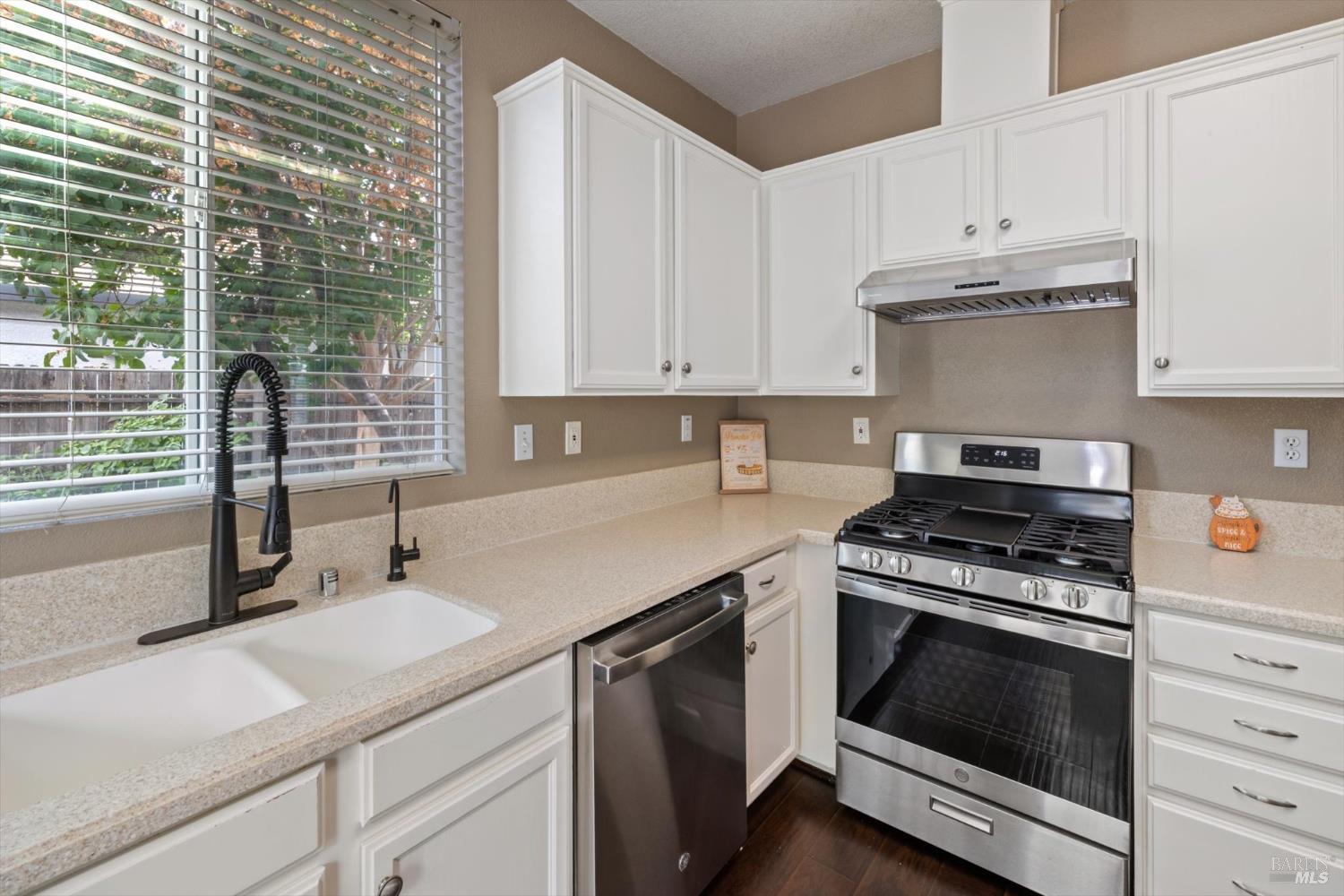 Detail Gallery Image 19 of 49 For 925 Cloverbrook Cir, Vacaville,  CA 95687 - 4 Beds | 3 Baths
