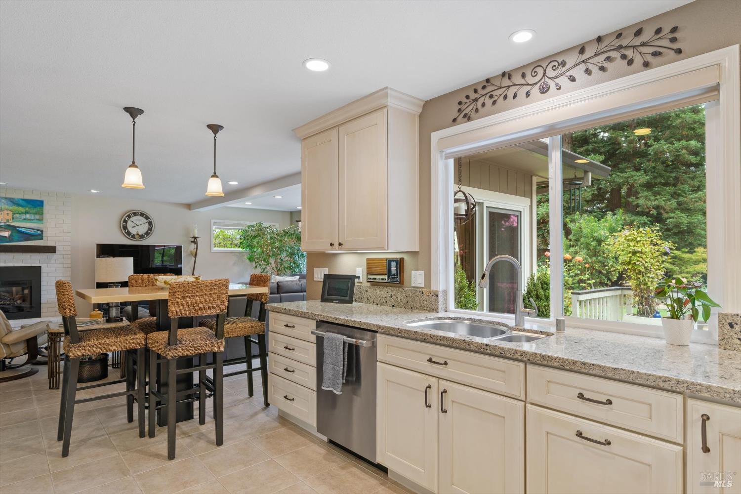 Detail Gallery Image 7 of 30 For 426 Secretariat Ct, Santa Rosa,  CA 95401 - 4 Beds | 2/1 Baths