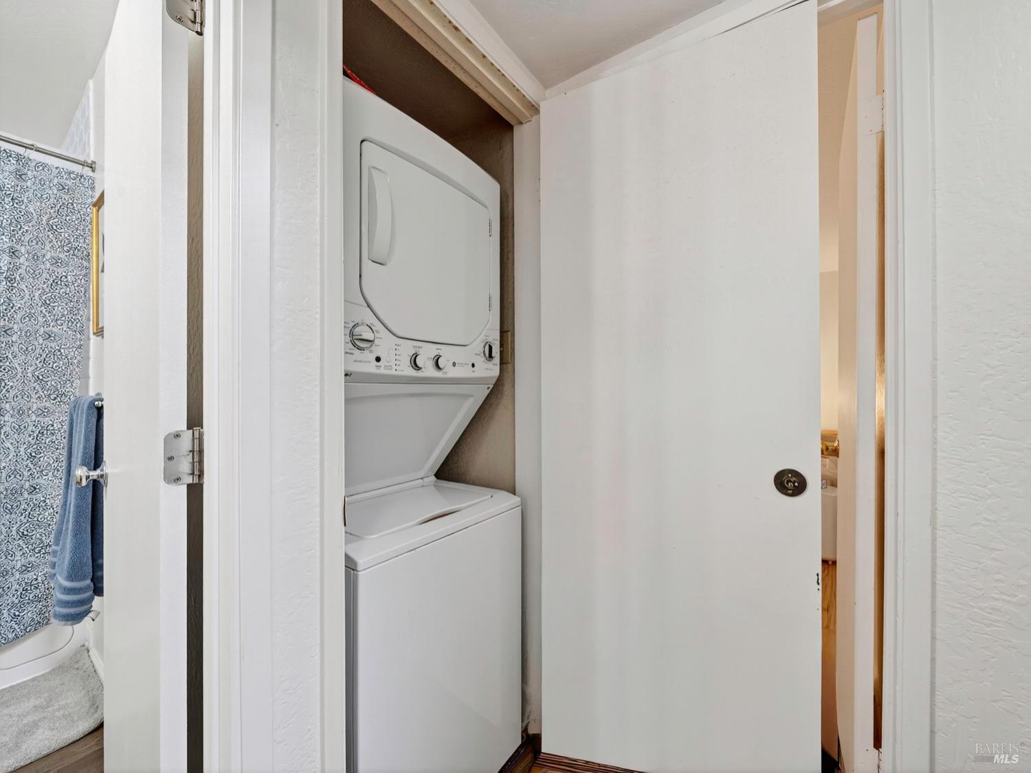 Detail Gallery Image 12 of 33 For 2506 Lakeview Dr, Santa Rosa,  CA 95405 - 3 Beds | 2 Baths