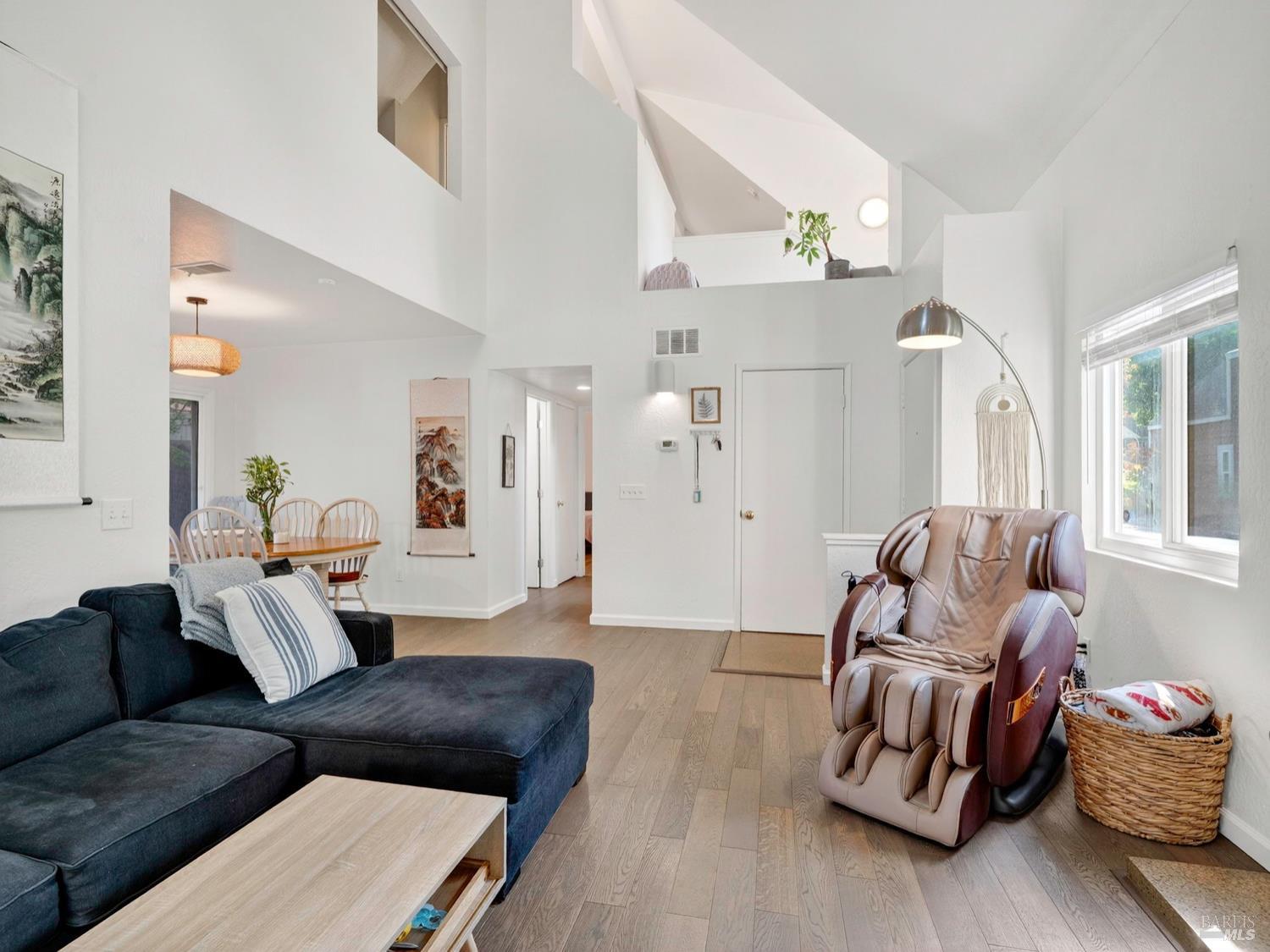 Detail Gallery Image 2 of 33 For 2506 Lakeview Dr, Santa Rosa,  CA 95405 - 3 Beds | 2 Baths