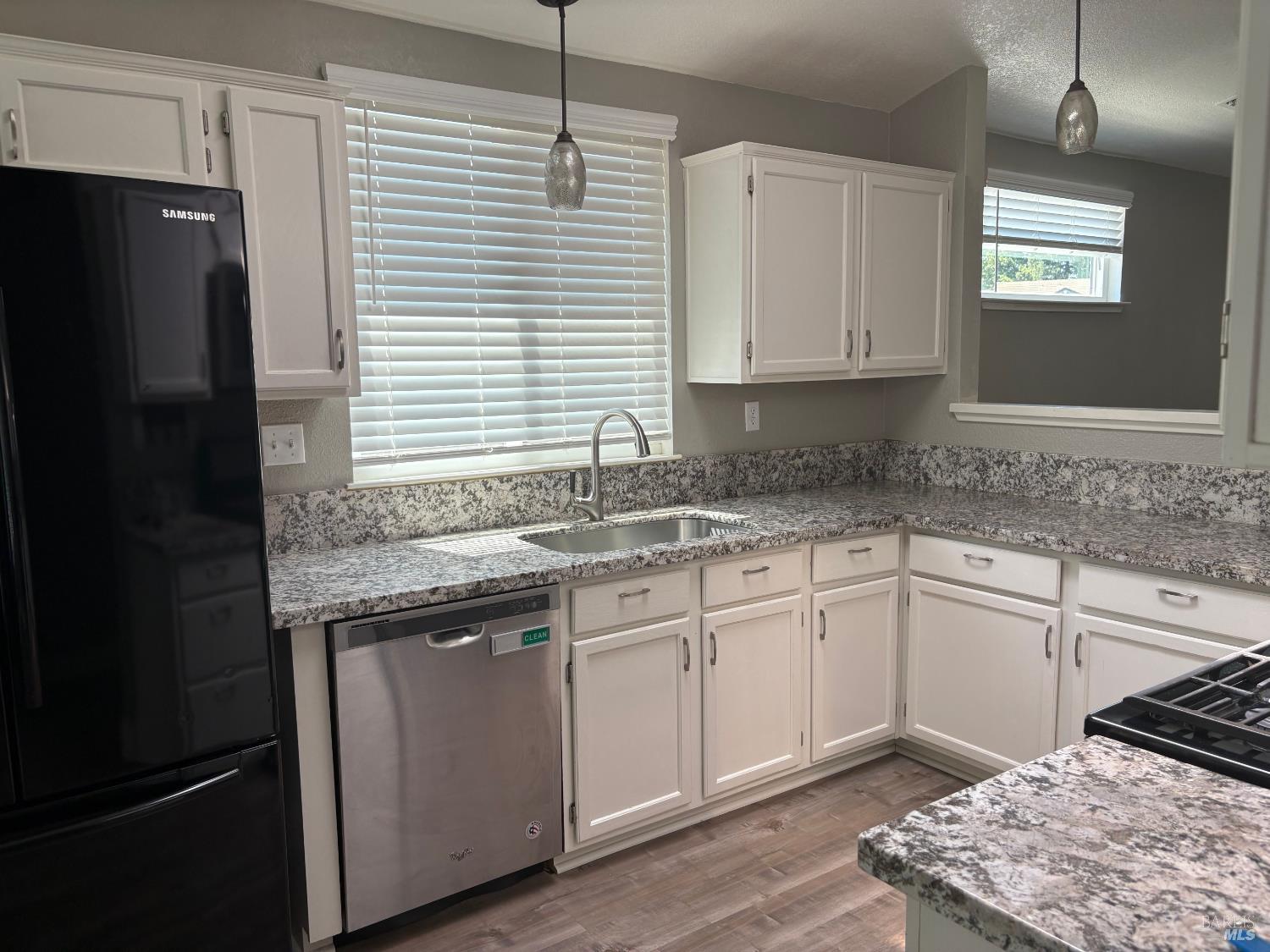 Detail Gallery Image 5 of 23 For 420 Oak Valley Dr, Vacaville,  CA 95687 - 3 Beds | 2 Baths