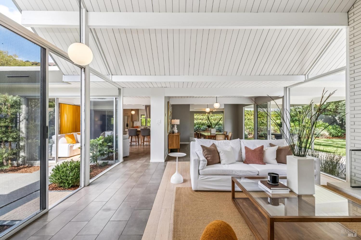 Detail Gallery Image 14 of 61 For 100 Mount Lyell Dr, San Rafael,  CA 94903 - 5 Beds | 2 Baths