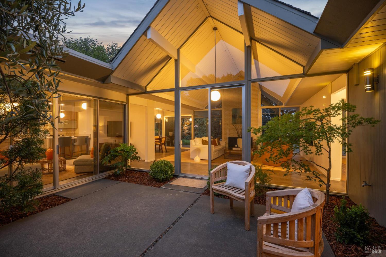 Detail Gallery Image 53 of 61 For 100 Mount Lyell Dr, San Rafael,  CA 94903 - 5 Beds | 2 Baths