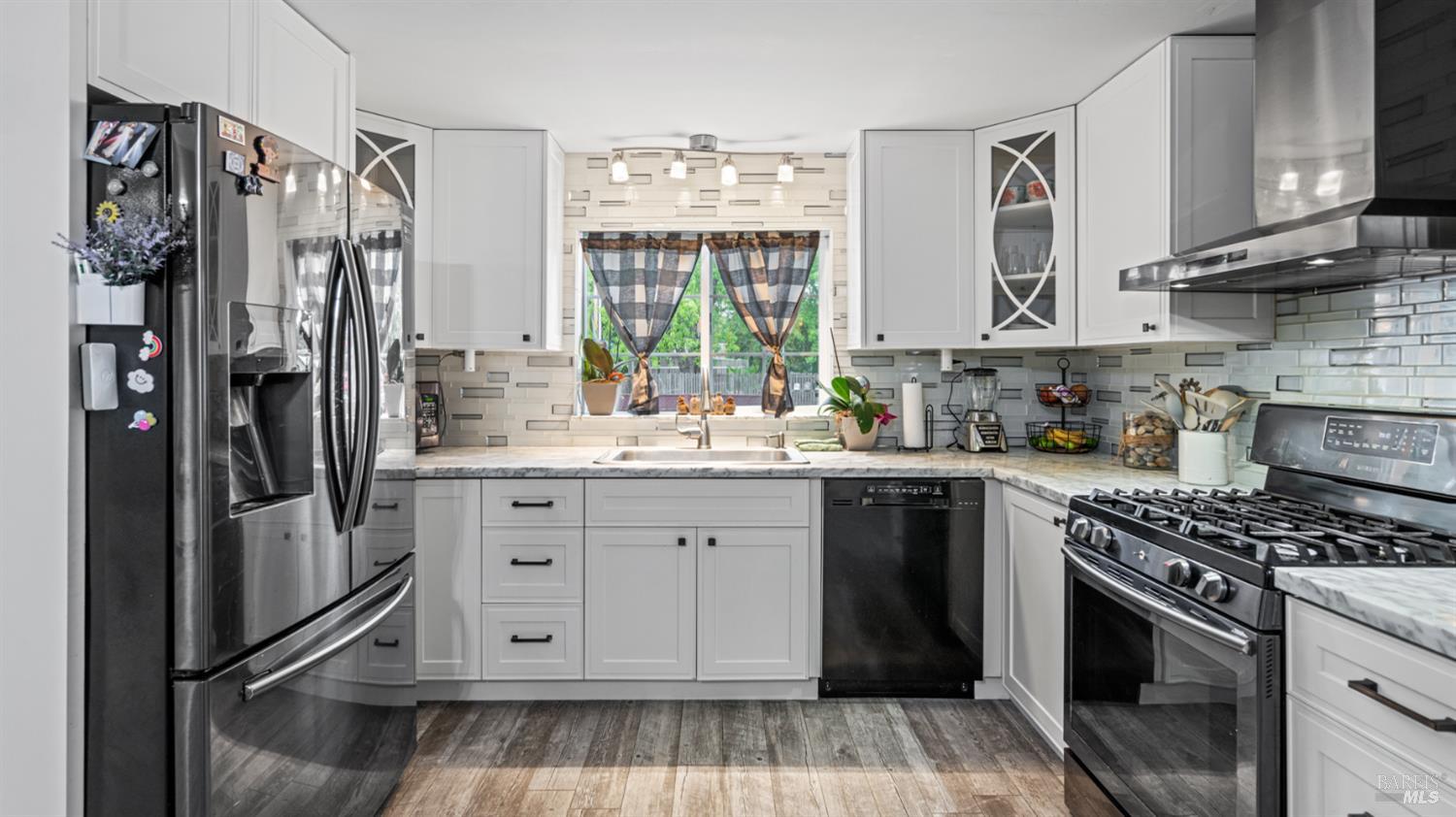 Detail Gallery Image 9 of 26 For 8602 Alden Ln, Windsor,  CA 95492 - 3 Beds | 2/1 Baths