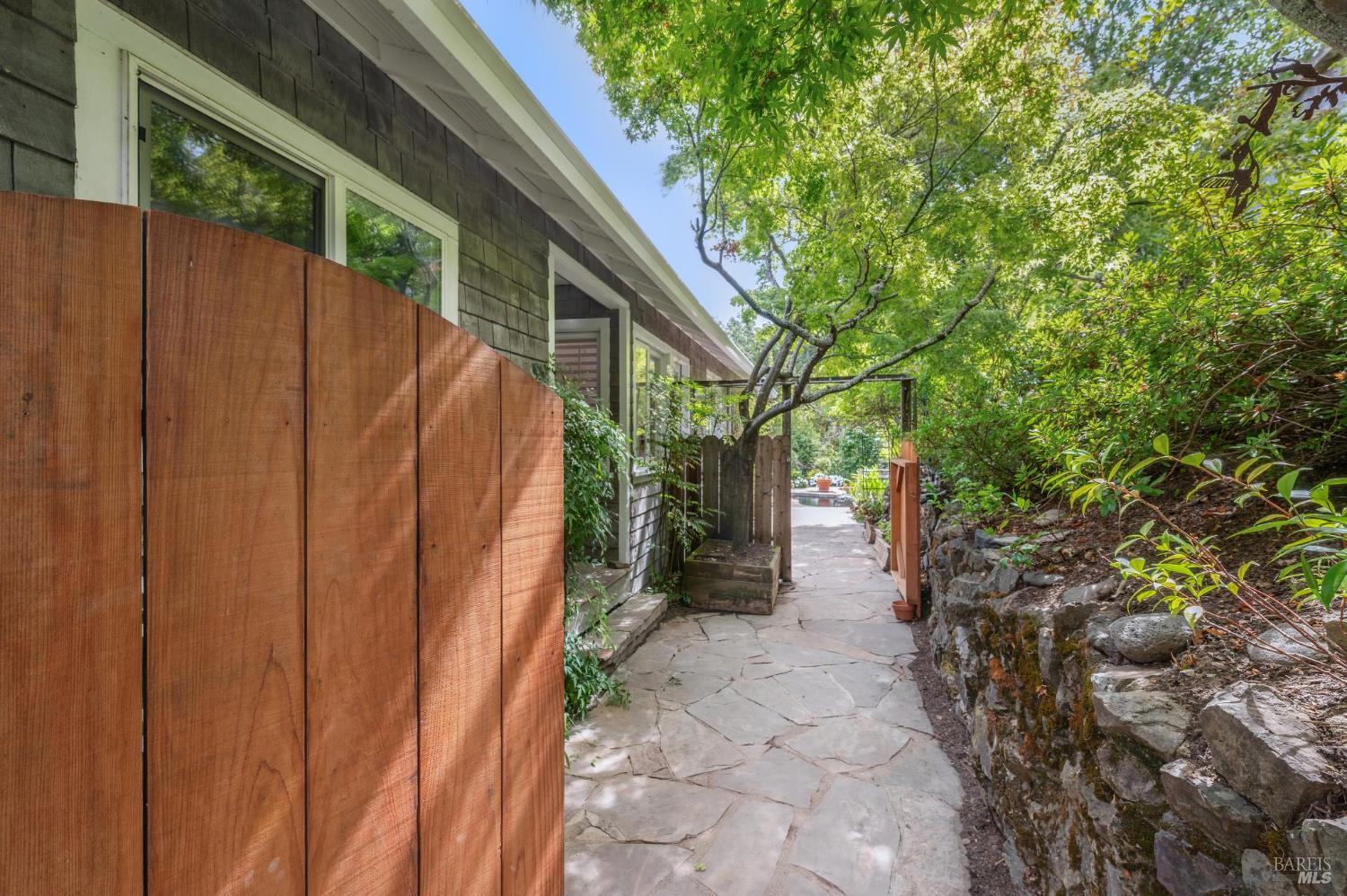 Detail Gallery Image 9 of 78 For 125 Oak Ave, San Anselmo,  CA 94960 - 5 Beds | 2/1 Baths