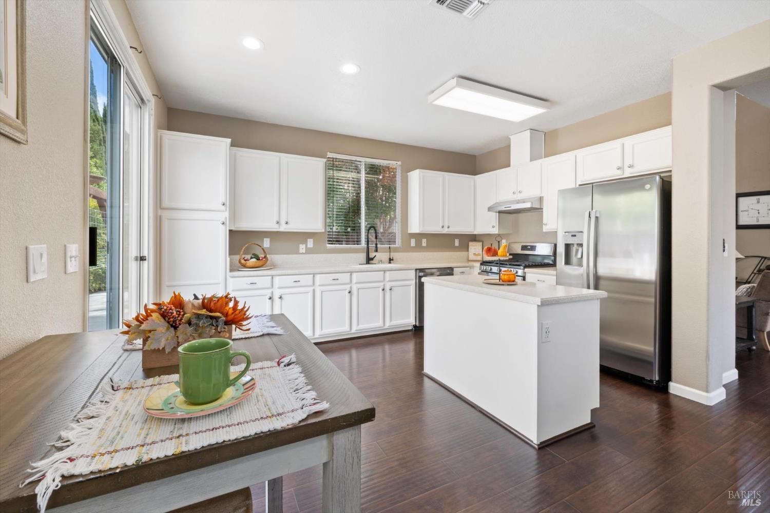 Detail Gallery Image 18 of 49 For 925 Cloverbrook Cir, Vacaville,  CA 95687 - 4 Beds | 3 Baths