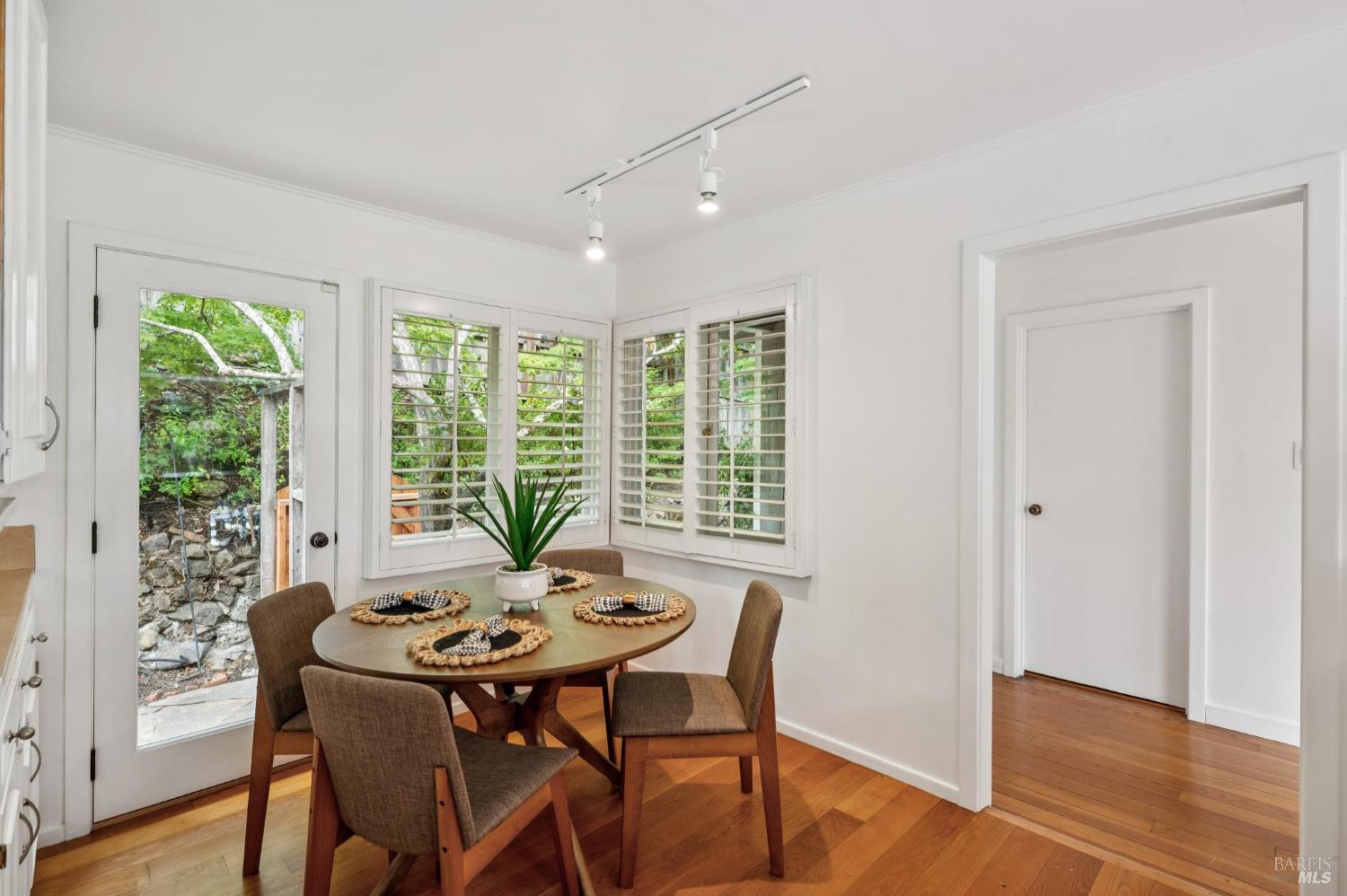 Detail Gallery Image 25 of 78 For 125 Oak Ave, San Anselmo,  CA 94960 - 5 Beds | 2/1 Baths