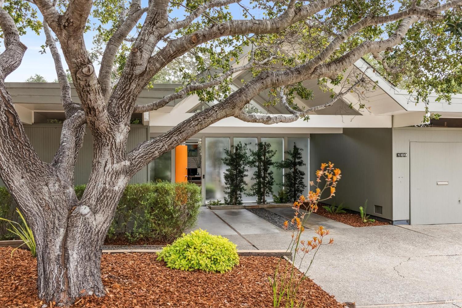 Detail Gallery Image 6 of 61 For 100 Mount Lyell Dr, San Rafael,  CA 94903 - 5 Beds | 2 Baths